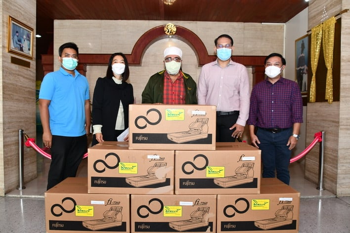 มิตรแท้ฯ มอบคอมพิวเตอร์