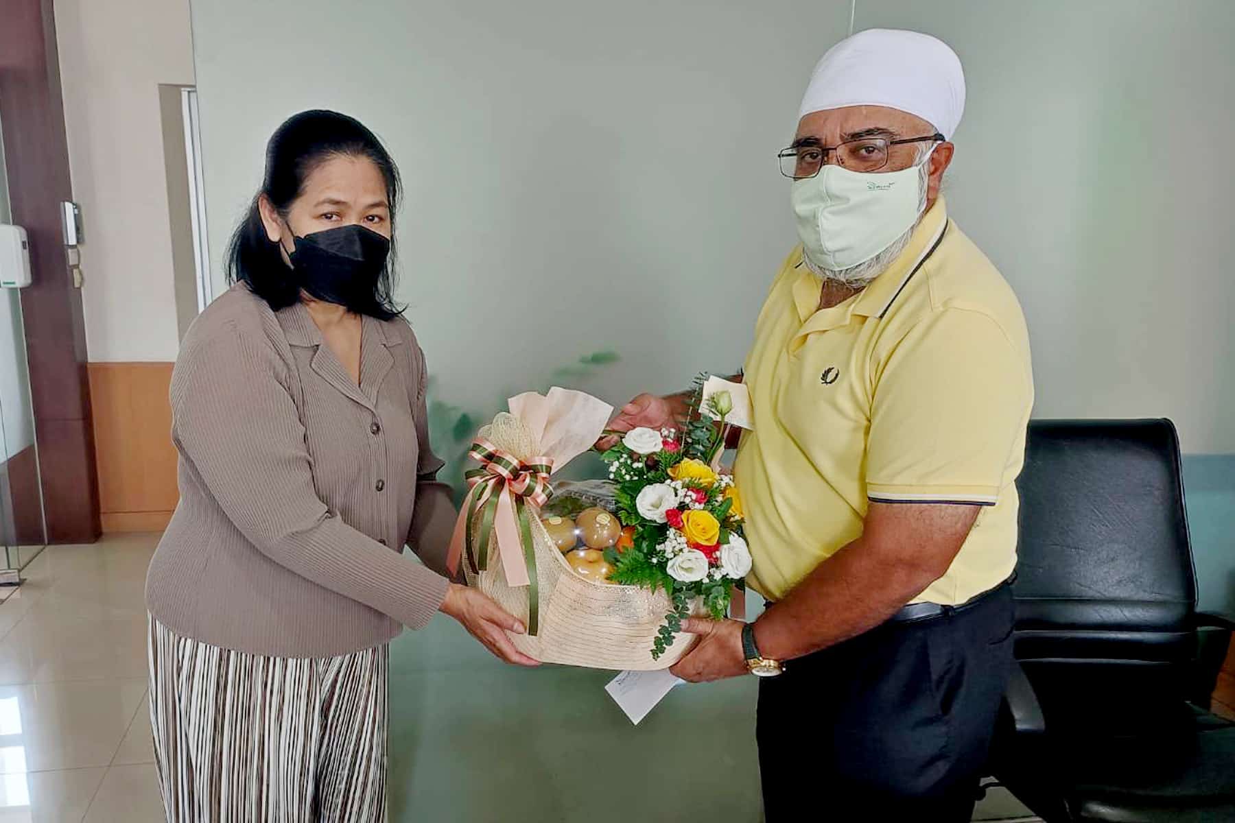 CEO มอบกระเช้าขอบคุณ