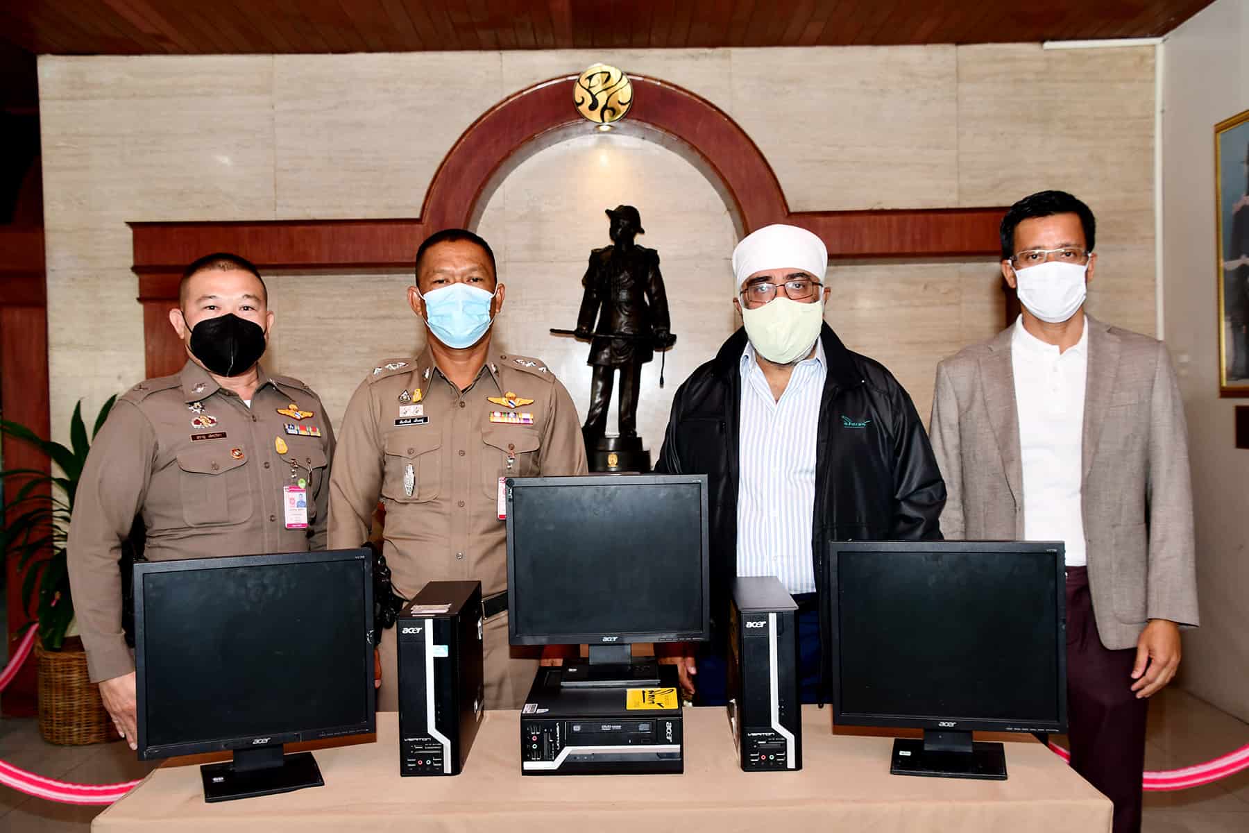 มิตรแท้ฯ มอบคอมพิวเตอร์